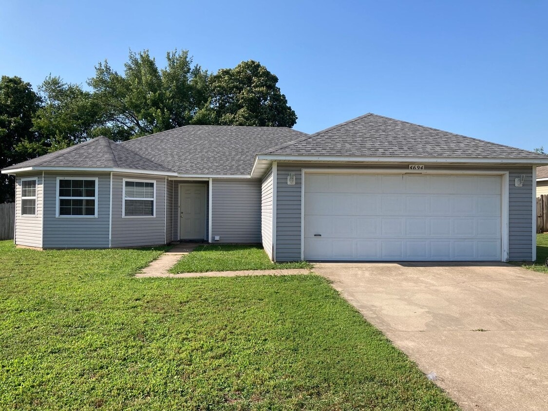 3 Bed / 2 Bath Extremely close to Wedington Exit! Pre-leasing for Aug 10 Move-in! - 3 Bed / 2 Bath Extremely close to Wedington Exit! Pre-leasing for Aug 10 Move-in!
