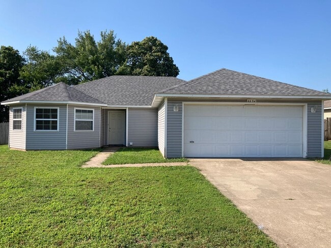 3 Bed / 2 Bath Extremely close to Wedington Exit! Pre-leasing for Aug 10 Move-in! - 3 Bed / 2 Bath Extremely close to Wedington Exit! Pre-leasing for Aug 10 Move-in! House