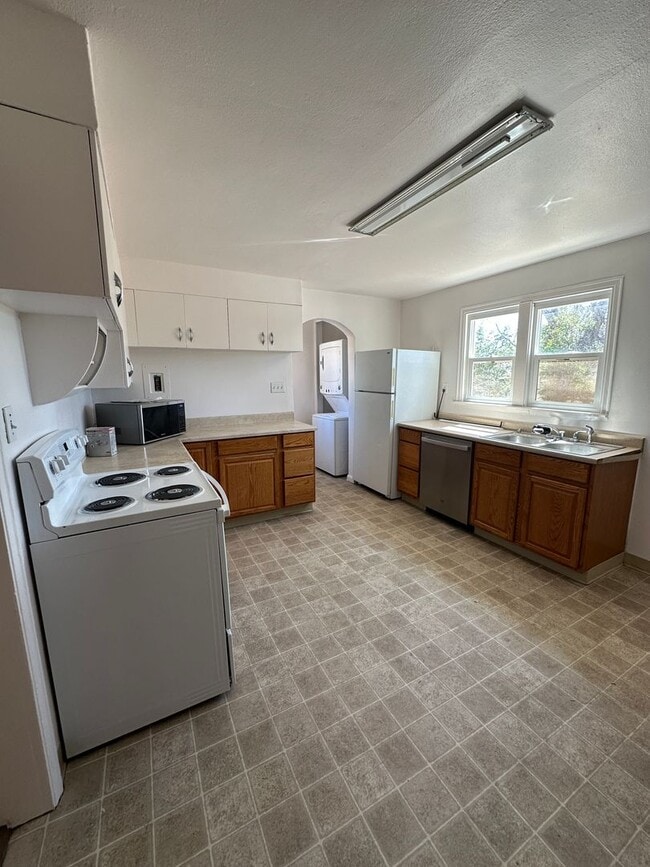 Building Photo - Charming Upstairs Apartment