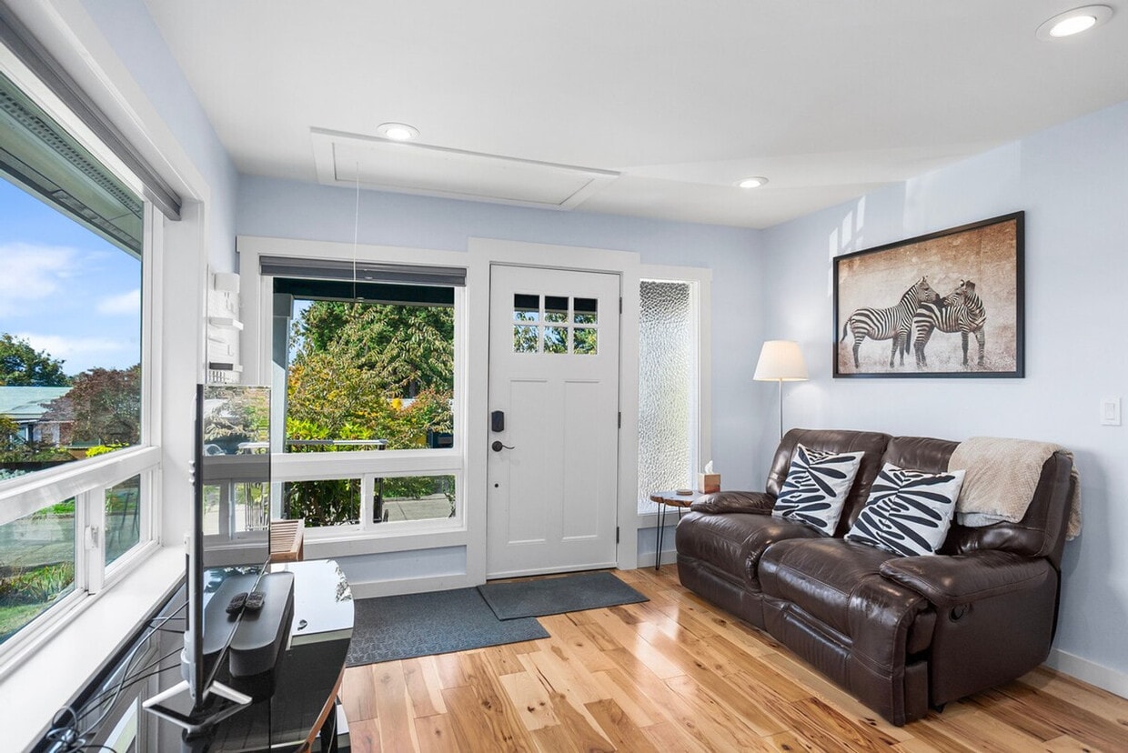 Foto principal - 5257 37th Ave SW