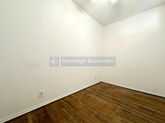 Building Photo - 156 E 85th St