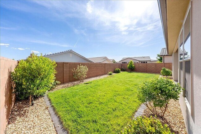 Building Photo - Bright and Spacious 3 Bedroom Home in Wash...