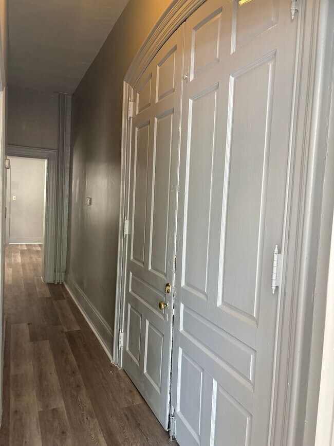 Building Photo - 1st Floor 2 Bedroom Apartment-York City SD