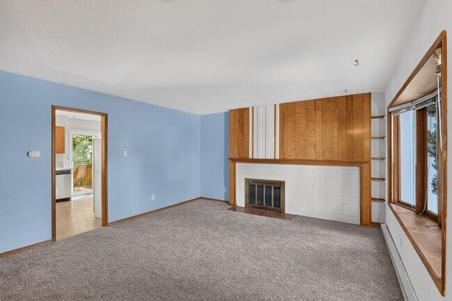 Foto del edificio - Cozy 2-Story Townhome In Beaverton | 2 BD | 1.5 BA | Back Deck Overlooking a Scenic Creek | W/S/T...