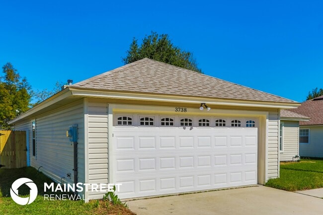 Building Photo - 3738 Woodbriar Dr