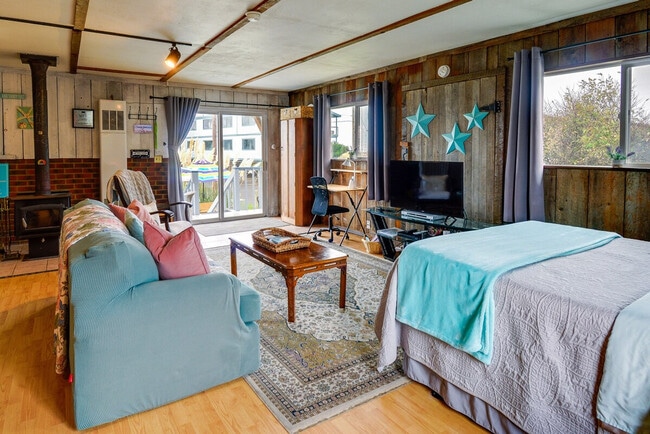 Building Photo - 4880 Railroad Ave