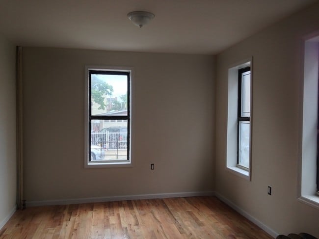 Living Room - 354 E 54th St