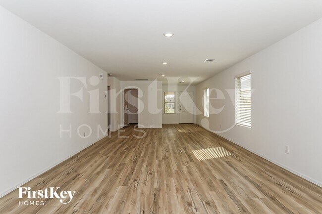Foto del edificio - 399 Jewett Meadow Dr