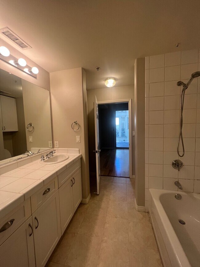 Foto del edificio - *** MOVE IN SPECIAL 1/2 OFF FIRST MONTH'S RENT *** 1 Bed Unit in Little Italy - Porto Siena - Par...