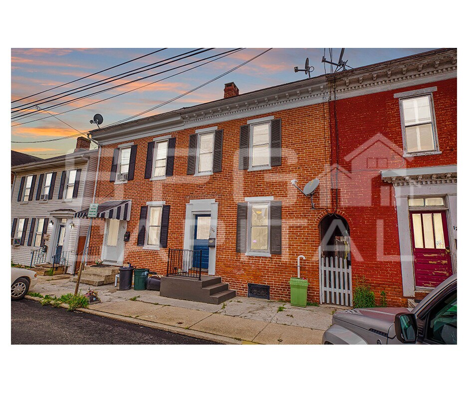 Primary Photo - 126 E Chestnut St