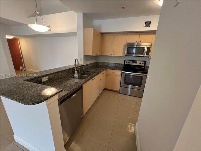 Foto del edificio - 2496 Centergate Dr