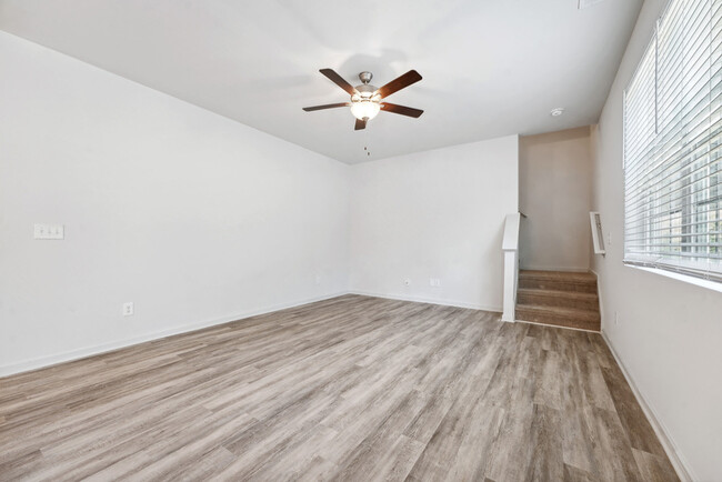 Foto del edificio - 3401 Slippery Elm Dr