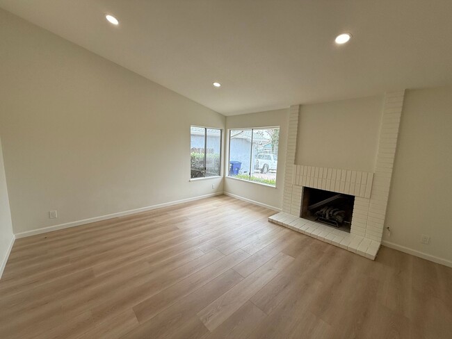 Building Photo - A nice Mission Oaks Home for Rent