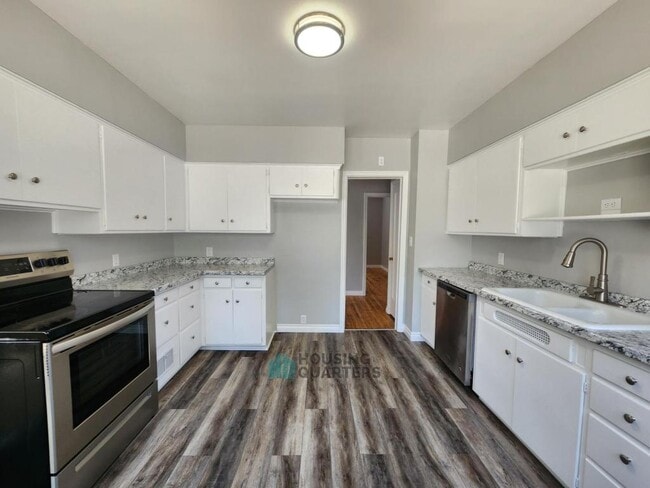 Building Photo - 605 E High Dr
