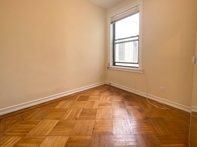 Building Photo - 817 8th Ave