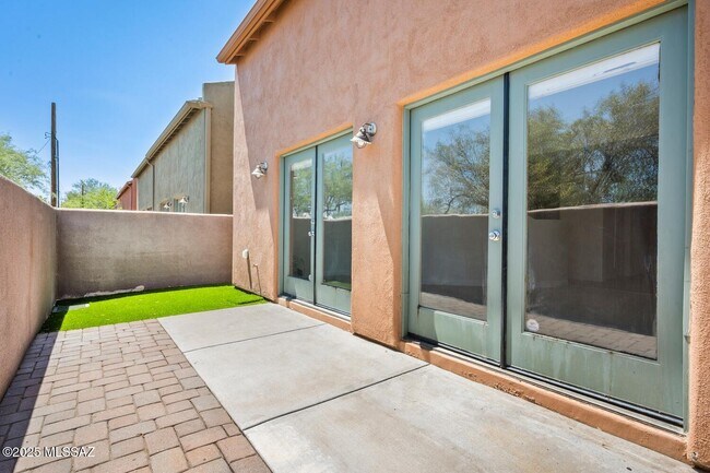Building Photo - 3121 N Olsen Ave