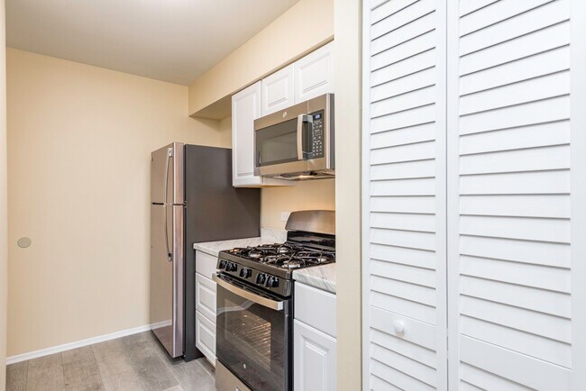 Building Photo - 2634 Woodview Ct