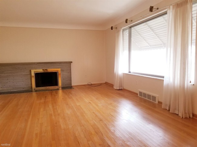 Foto del edificio - 16205 Collinson Ave
