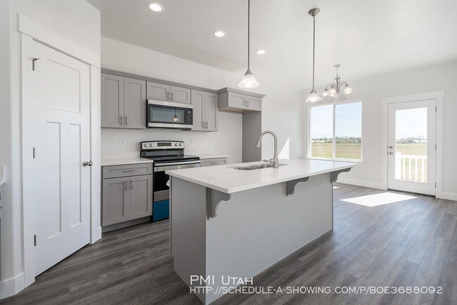 Building Photo - Brand New Luxury Town House