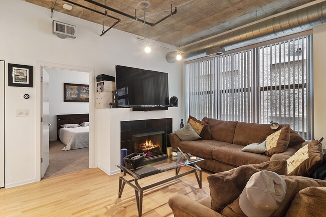 Building Photo - 933 W Van Buren St