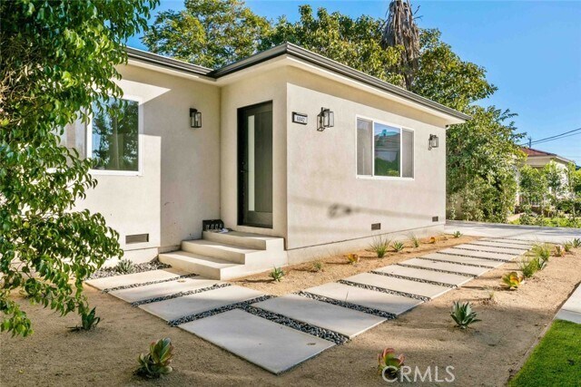 Foto del edificio - 6842 Cedros Ave