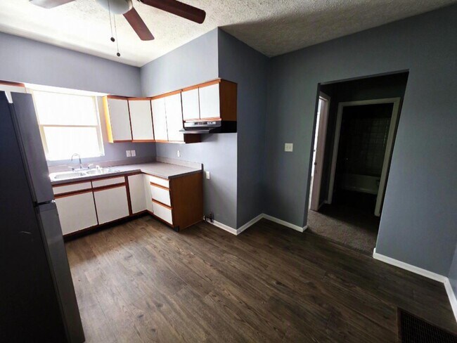 Building Photo - 1224 Pondview Ave