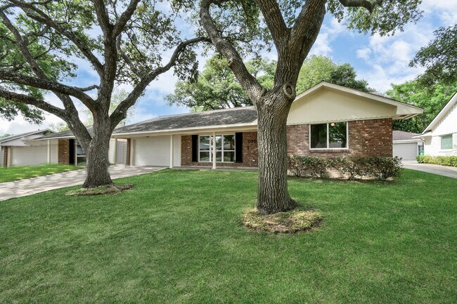 Foto del edificio - 5010 Creekbend Dr
