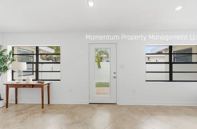 Building Photo - Gorgeous 4 Bedroom in Dunedin! Full Upgraded w/ a Pool!! AVAILABLE FOR IMMEDIATE MOVE IN!!