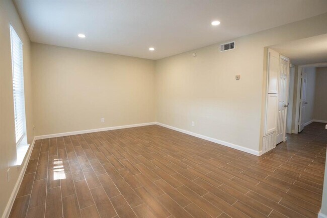 Building Photo - 8941 Gaylord Dr