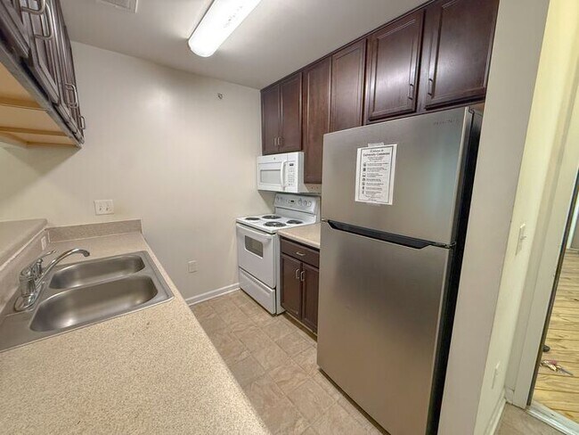 Foto del edificio - 4 Bed 4 Bath Condo with New carpet available now!!!