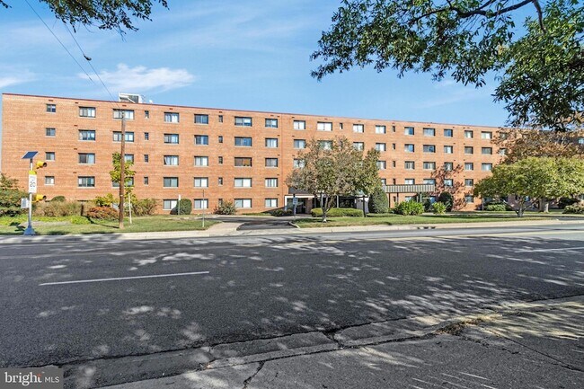 Foto del edificio - 3515 Washington Blvd
