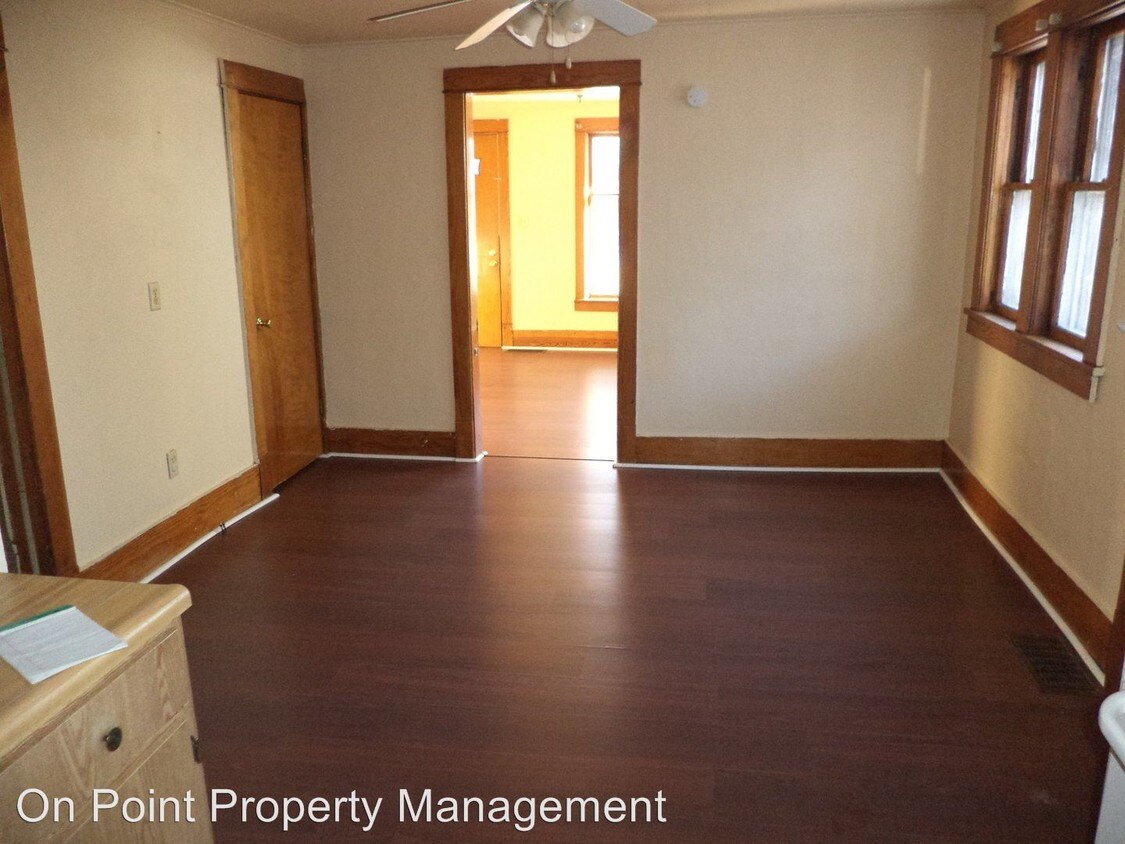 Primary Photo - 4 br, 1 bath Apartment - 213 E. Oak St.