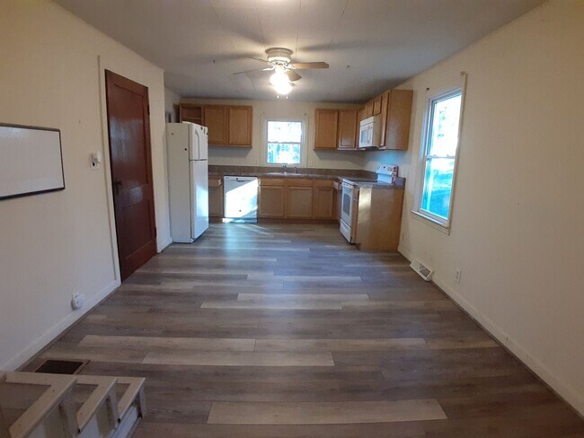 Foto del edificio - Radford, 4BR / 2 BA, Available Feb. 1st, 2025