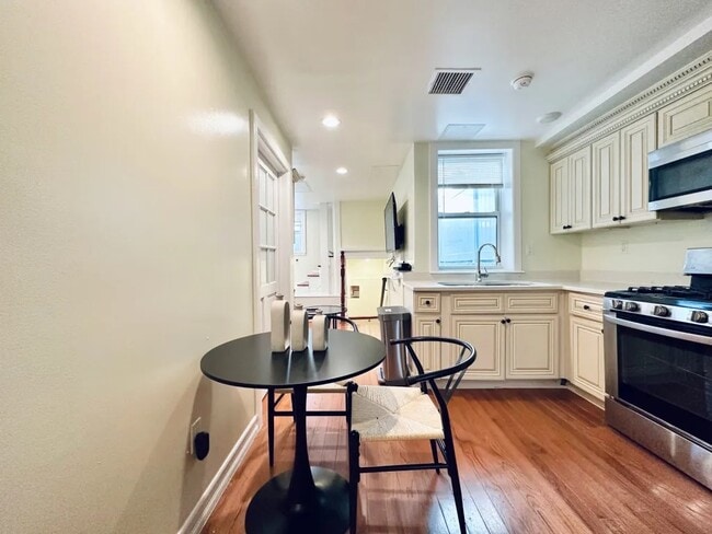 Foto del edificio - Furnished room/NOT APARTMENT