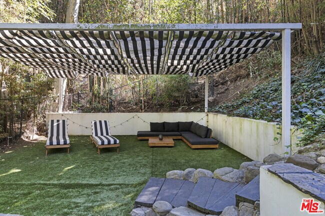 Building Photo - 2936 La Castana Dr