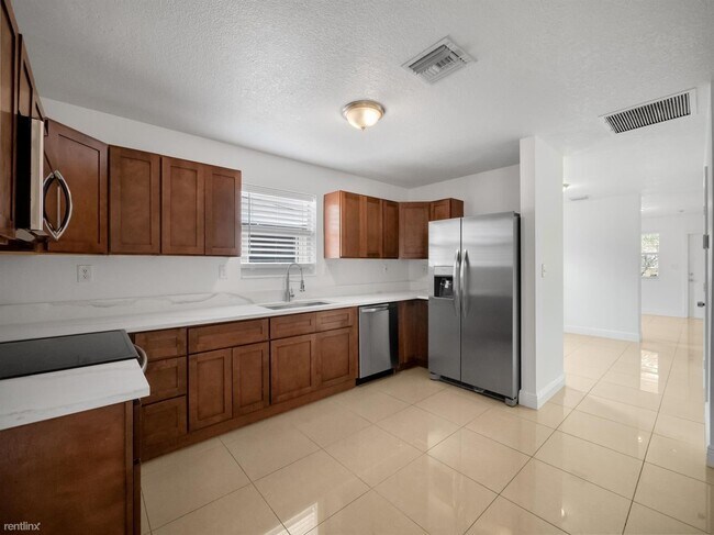 Foto del edificio - 4 br, 2.5 bath House - 161 NE 35th Ct