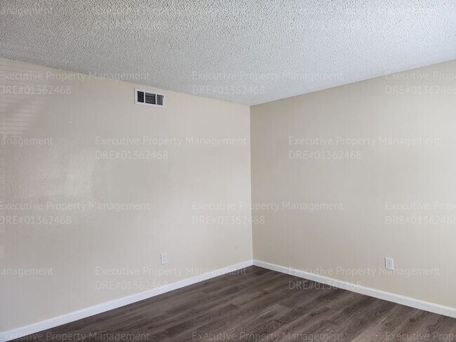 Foto del edificio - 2 bedroom 1.5 bathroom townhouse MOVE-IN S...
