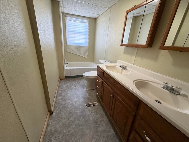 Building Photo - 714 Commercial-