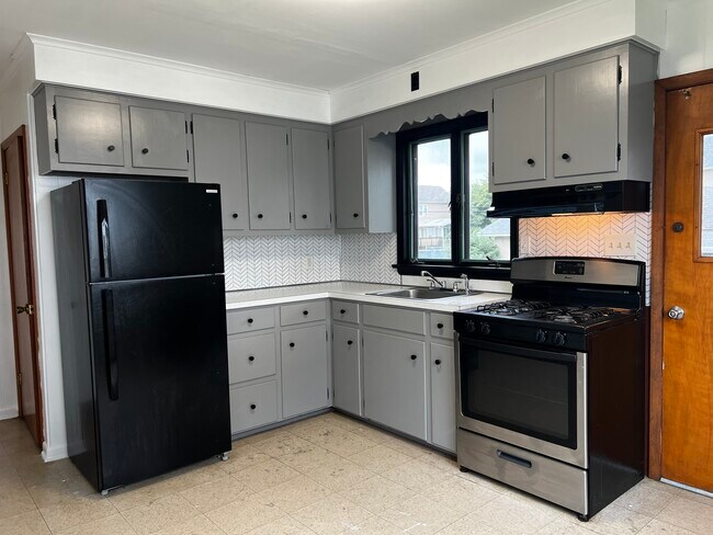 Kitchen - 68 Miner St