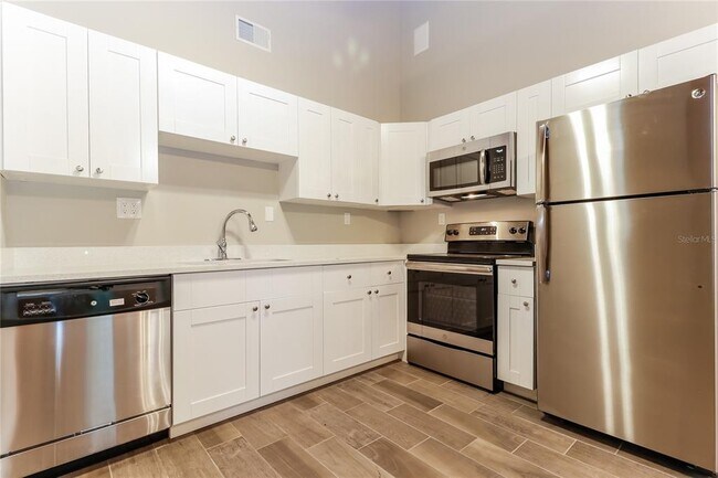 Building Photo - 2760 Hillsdale Ave