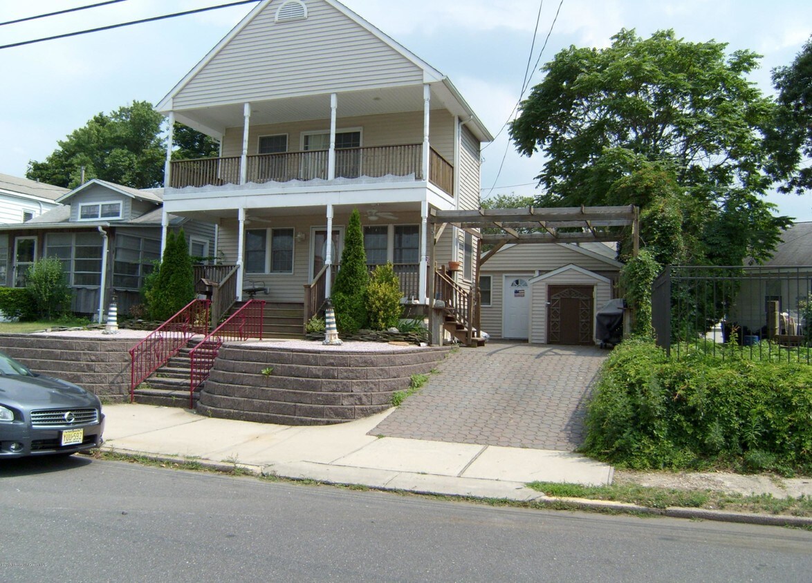 Primary Photo - 327 New Bedford Rd