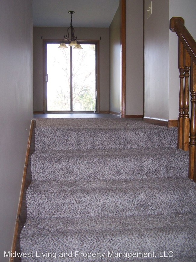 Building Photo - 3 br, 3 bath Apartment - 1120 Ridgeway Dr
