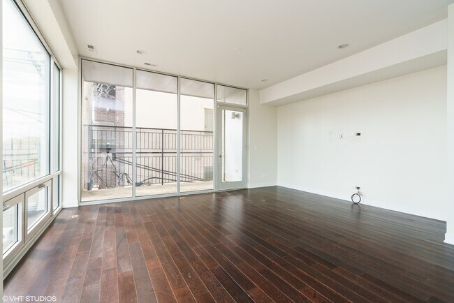 Building Photo - 514 N Damen Ave.