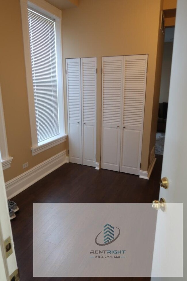 Building Photo - 1 bedroom in CHICAGO IL 60622