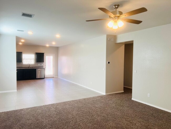 Building Photo - Charming 3 bedroom, 2 bath home in East El...