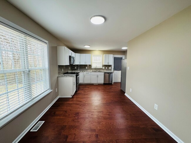 Building Photo - Short term lease available!