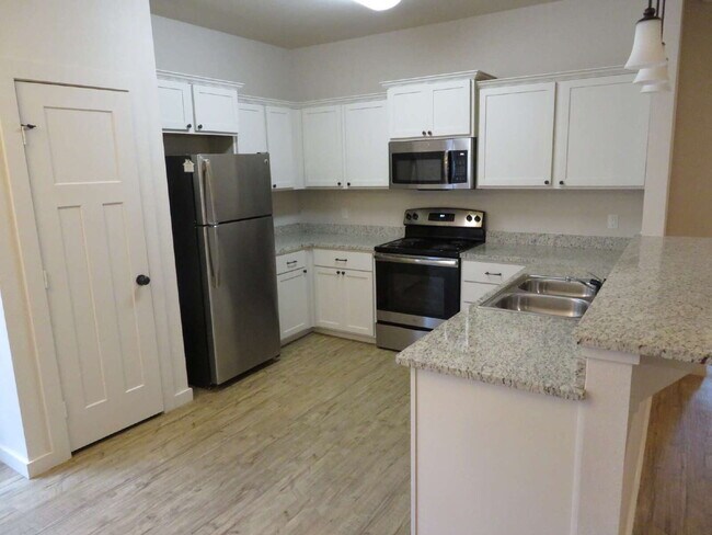 Building Photo - Beautiful Home Located Near Texas Tech Cam...
