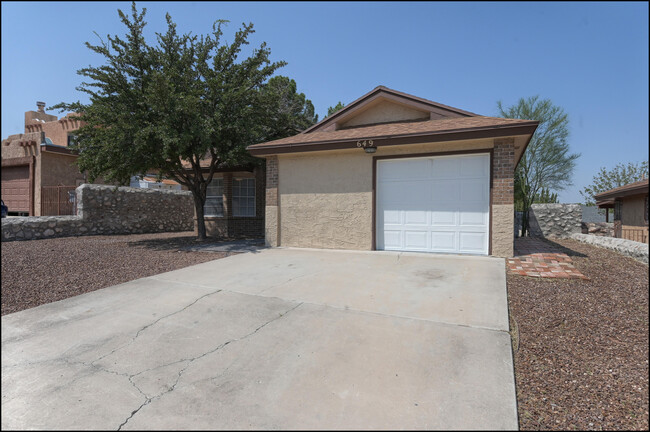 Building Photo - 649 Hempstead Dr