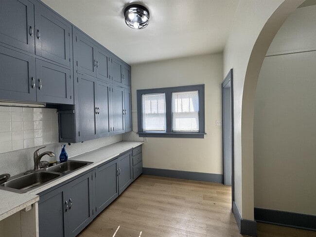 Building Photo - 207 S Elm St
