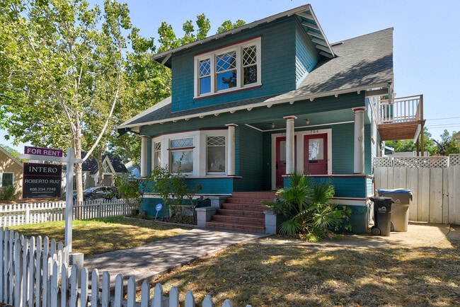 Building Photo - 704 S 10th St
